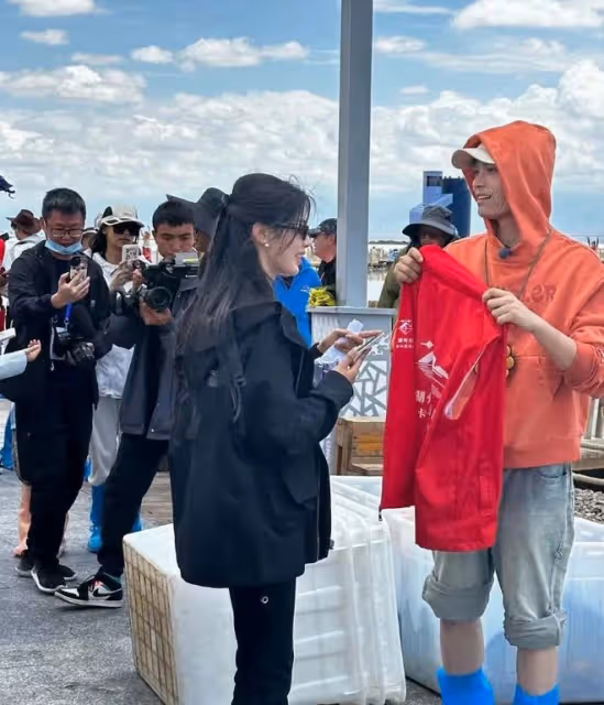 楊超越被曝耍大牌,和粉絲合影擺冷臉,穿搭暴露經濟狀況!