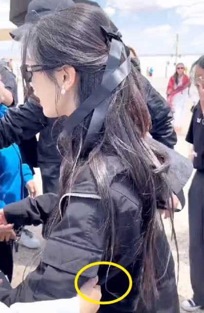楊超越被曝耍大牌,和粉絲合影擺冷臉,穿搭暴露經濟狀況!