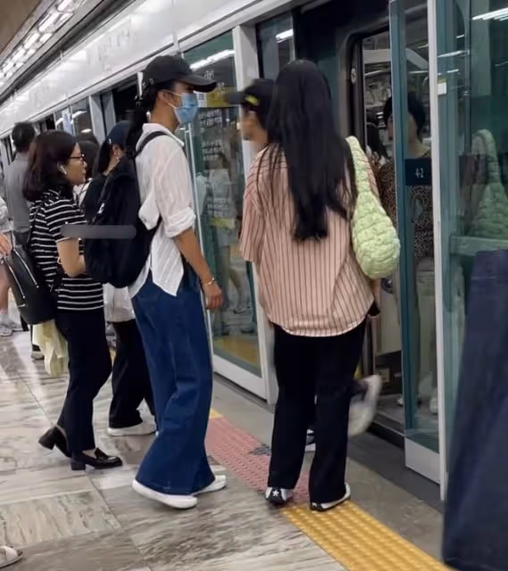 44歲湯唯韓國生活樸素,出行坐地鐵公交,素顏黑瘦氣質全無