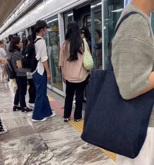44歲湯唯韓國生活樸素,出行坐地鐵公交,素顏黑瘦氣質全無