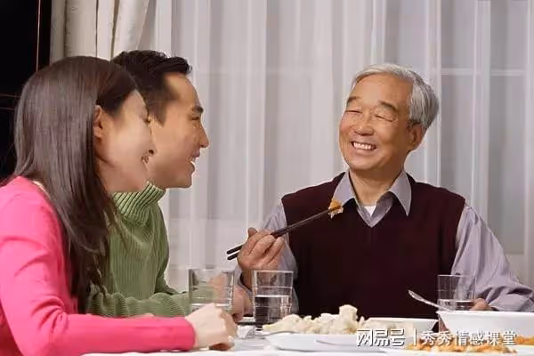 故事:兒媳打聽我收入,本想說二萬,被老伴踩了一腳改說四千