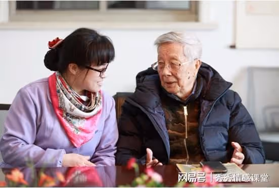 故事:兒媳打聽我收入,本想說二萬,被老伴踩了一腳改說四千