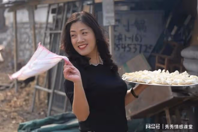 回顧:丈夫帶親嫂子出走,20年後求妻子離婚,兒子:他不配做父親