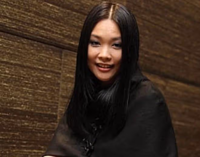 48歲知名歌手復出舞台,身材發福變化大,曾為情所困被送精神病院