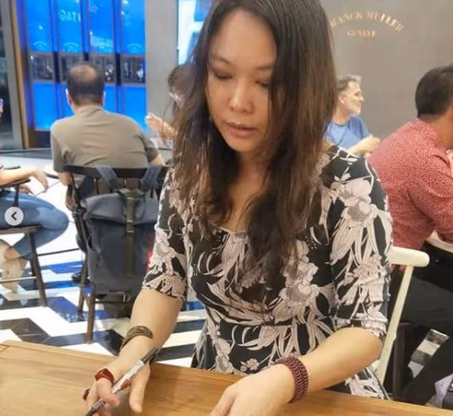 48歲知名歌手復出舞台,身材發福變化大,曾為情所困被送精神病院