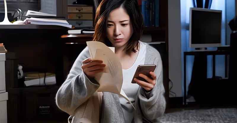 父親去世後我照顧繼母8年，被她親兒子接走時囑咐我：多留意被罩