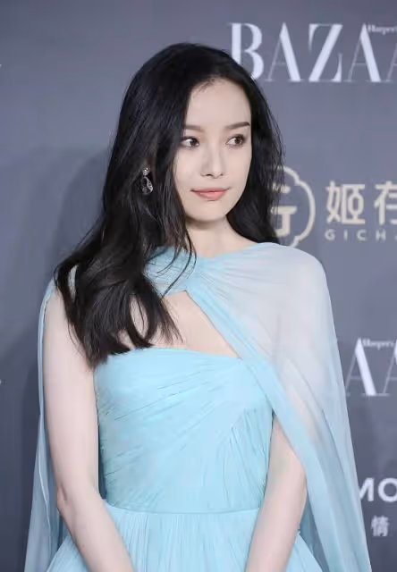 倪妮早期生圖好清純,一襲淺藍色紗裙甜美溫柔,多了幾分青澀感
