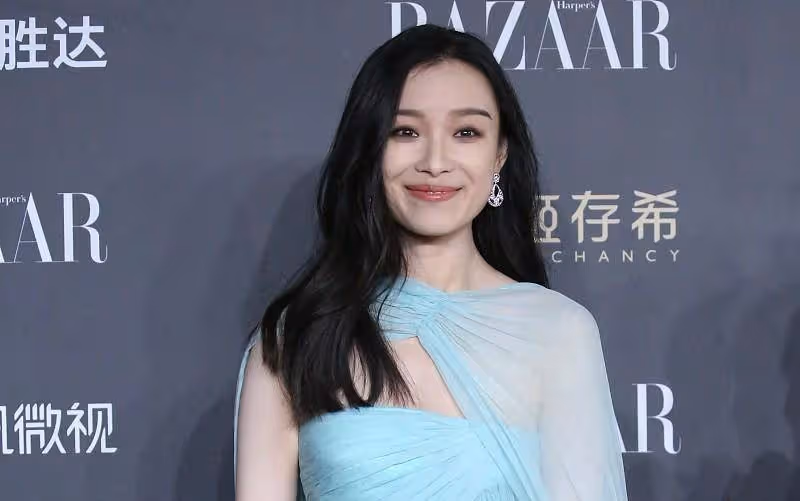 倪妮早期生圖好清純,一襲淺藍色紗裙甜美溫柔,多了幾分青澀感