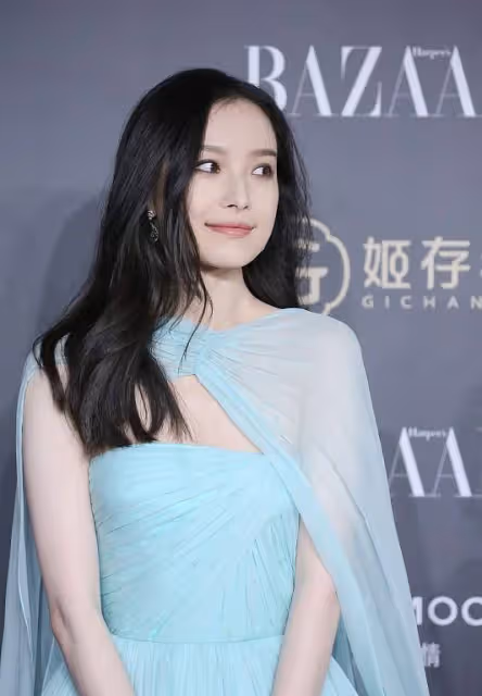 倪妮早期生圖好清純,一襲淺藍色紗裙甜美溫柔,多了幾分青澀感