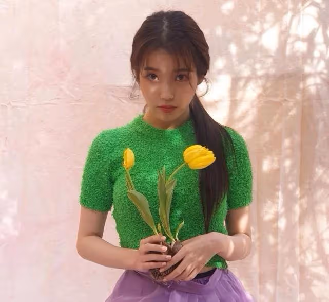 不愧是美少女IU,容易土氣的「草坪衣服」,她穿得青春甜美