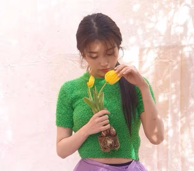 不愧是美少女IU,容易土氣的「草坪衣服」,她穿得青春甜美