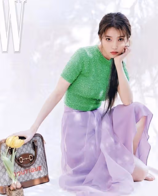 不愧是美少女IU,容易土氣的「草坪衣服」,她穿得青春甜美