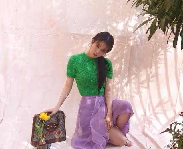 不愧是美少女IU,容易土氣的「草坪衣服」,她穿得青春甜美