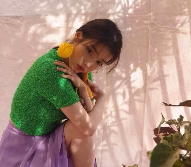 不愧是美少女IU,容易土氣的「草坪衣服」,她穿得青春甜美