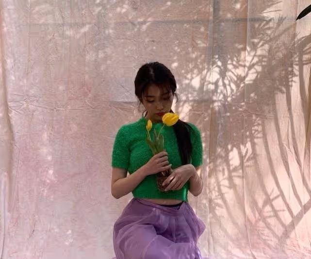 不愧是美少女IU,容易土氣的「草坪衣服」,她穿得青春甜美