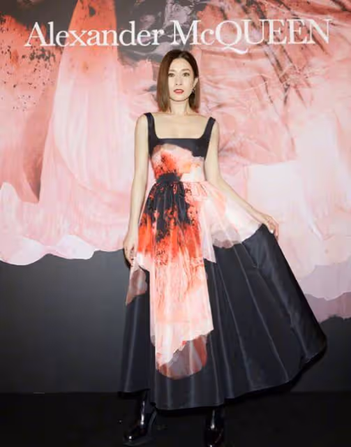 佘詩曼真不服老,將「花」直接穿身上,以為很甜美,沒想到帥呆了