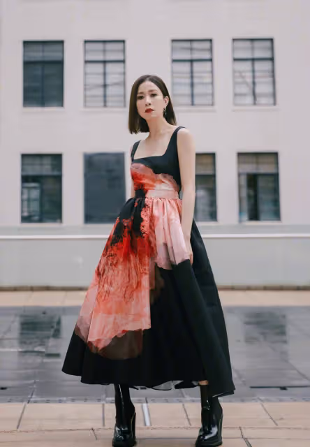 佘詩曼真不服老,將「花」直接穿身上,以為很甜美,沒想到帥呆了