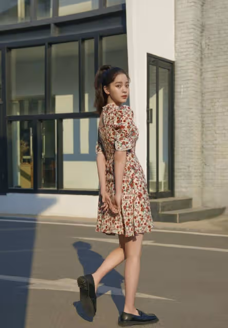佘詩曼真不服老，將「花」直接穿身上，以為很甜美，沒想到帥呆了