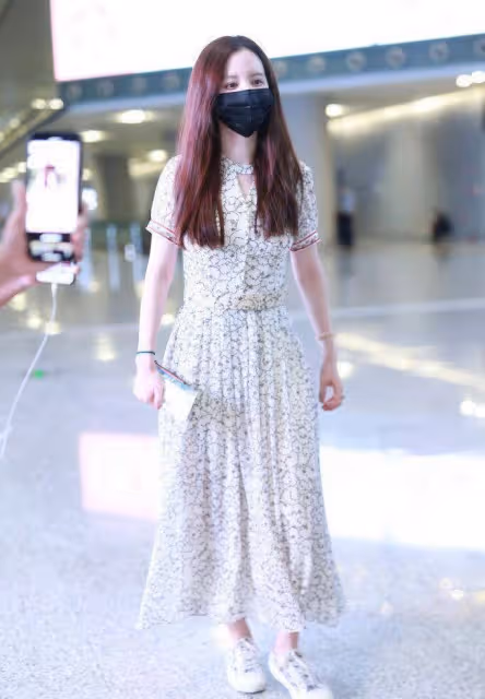 佘詩曼真不服老，將「花」直接穿身上，以為很甜美，沒想到帥呆了