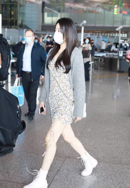 佘詩曼真不服老，將「花」直接穿身上，以為很甜美，沒想到帥呆了