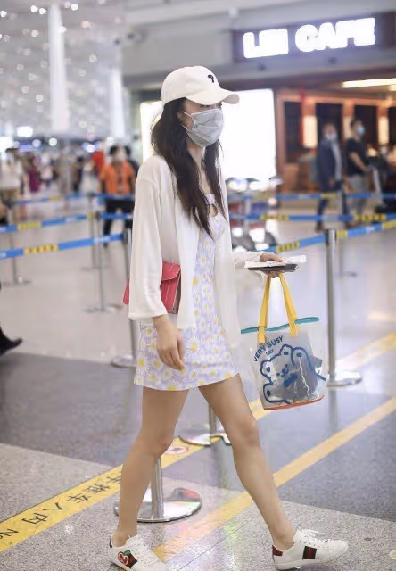 佘詩曼真不服老，將「花」直接穿身上，以為很甜美，沒想到帥呆了