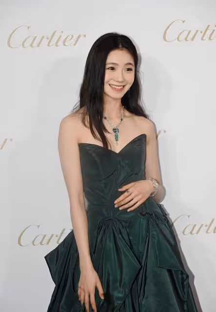 「謀女郎」劉浩存長相太清純,身穿老氣綠裙笑容甜美,看著太美了