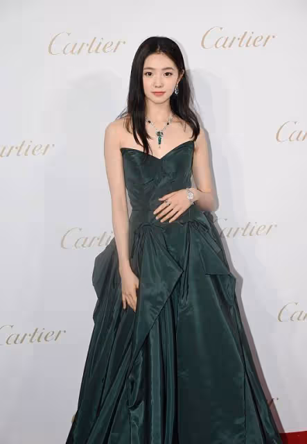 「謀女郎」劉浩存長相太清純,身穿老氣綠裙笑容甜美,看著太美了