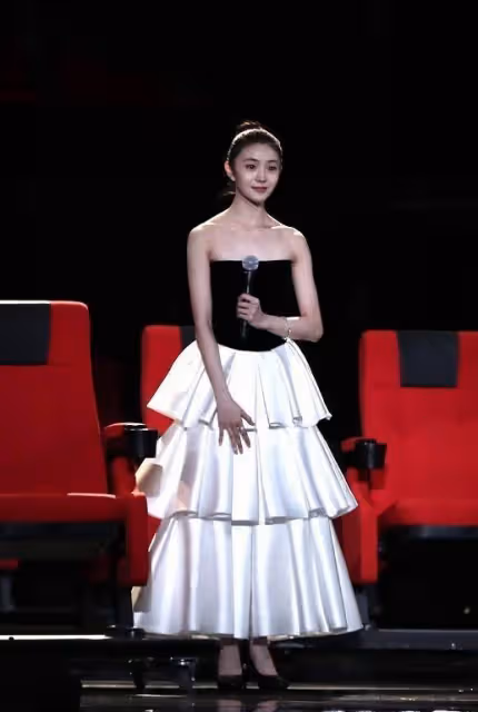 「謀女郎」劉浩存長相太清純,身穿老氣綠裙笑容甜美,看著太美了