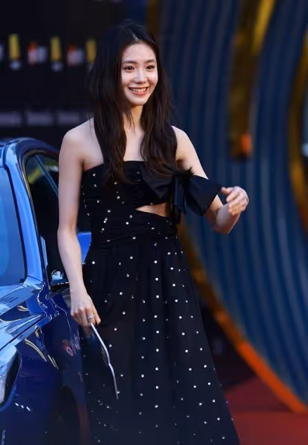 「謀女郎」劉浩存長相太清純,身穿老氣綠裙笑容甜美,看著太美了