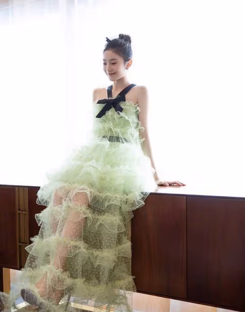 「謀女郎」劉浩存長相太清純,身穿老氣綠裙笑容甜美,看著太美了