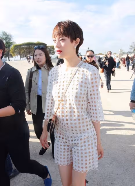 又被孫儷美到了!穿白色鏤空裙甜美俏麗,哪像是快要奔四的