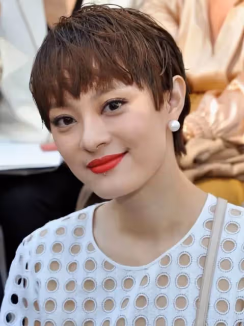 又被孫儷美到了!穿白色鏤空裙甜美俏麗,哪像是快要奔四的