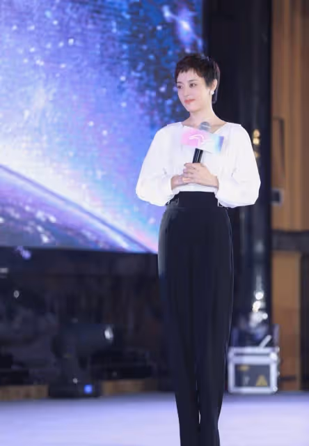 又被孫儷美到了！穿白色鏤空裙甜美俏麗，哪像是快要奔四的