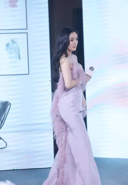 不知道還以為姐姐是少女,穿白色蛋糕裙清純甜美,不像生過孩子