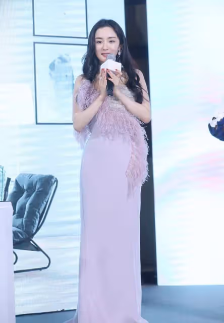 不知道還以為姐姐是少女,穿白色蛋糕裙清純甜美,不像生過孩子