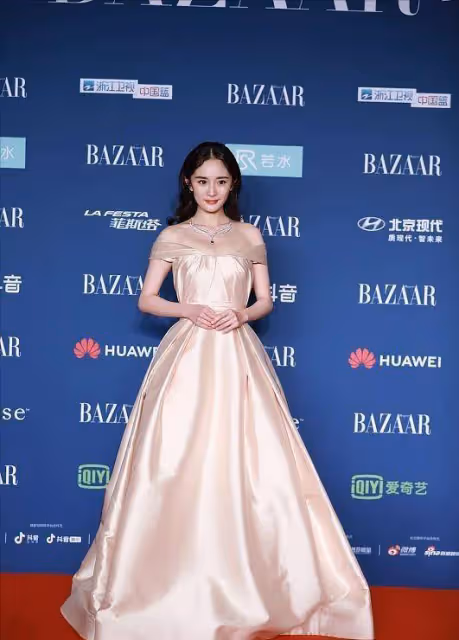 不知道還以為姐姐是少女,穿白色蛋糕裙清純甜美,不像生過孩子