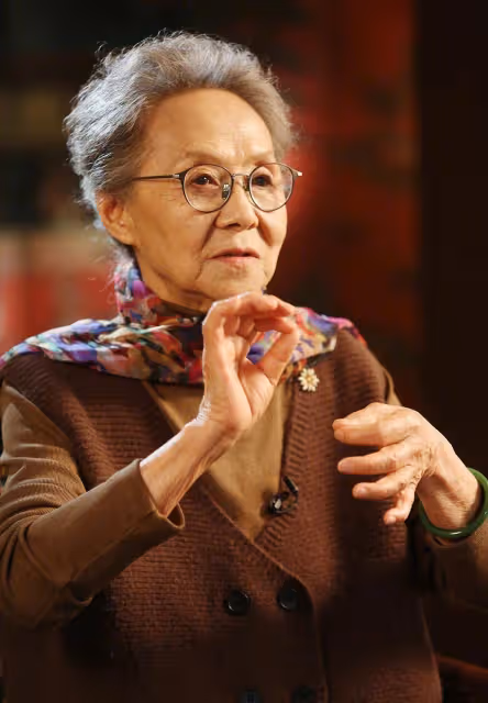 83歲的吳彥姝真時髦,穿咖色「連衣裙」配印花絲巾,高級又甜美