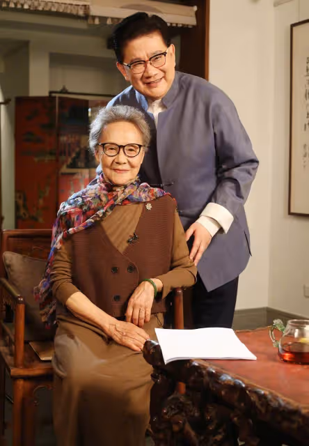 83歲的吳彥姝真時髦,穿咖色「連衣裙」配印花絲巾,高級又甜美