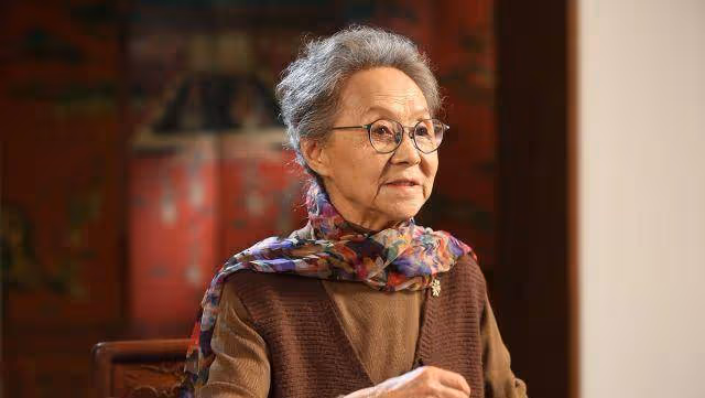 83歲的吳彥姝真時髦,穿咖色「連衣裙」配印花絲巾,高級又甜美