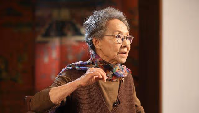 83歲的吳彥姝真時髦,穿咖色「連衣裙」配印花絲巾,高級又甜美