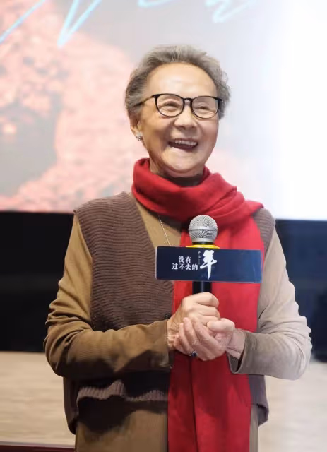 83歲的吳彥姝真時髦,穿咖色「連衣裙」配印花絲巾,高級又甜美