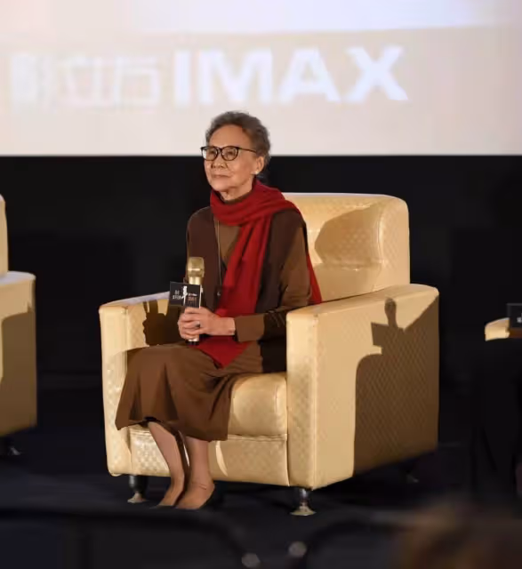 83歲的吳彥姝真時髦,穿咖色「連衣裙」配印花絲巾,高級又甜美