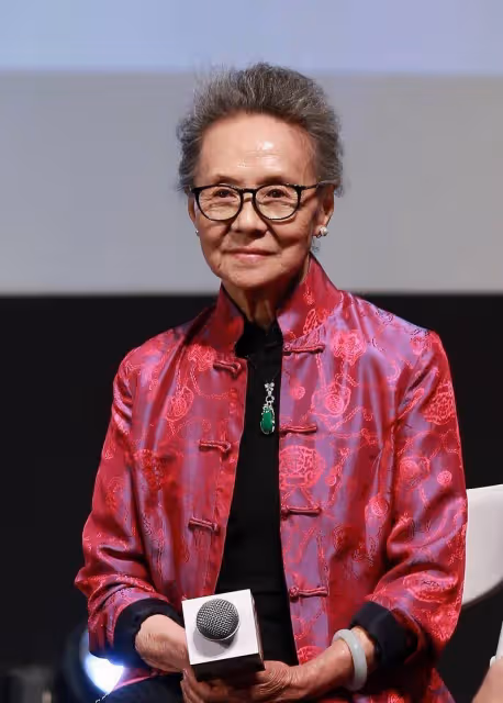 83歲的吳彥姝真時髦,穿咖色「連衣裙」配印花絲巾,高級又甜美