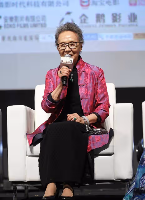 83歲的吳彥姝真時髦,穿咖色「連衣裙」配印花絲巾,高級又甜美