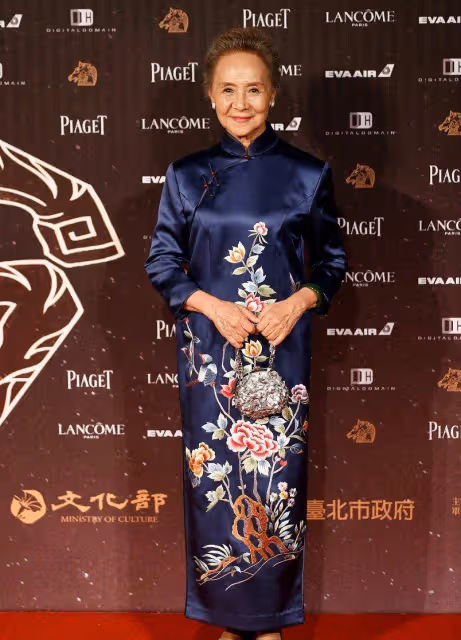 83歲的吳彥姝真時髦,穿咖色「連衣裙」配印花絲巾,高級又甜美