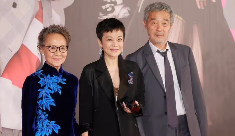 83歲的吳彥姝真時髦,穿咖色「連衣裙」配印花絲巾,高級又甜美