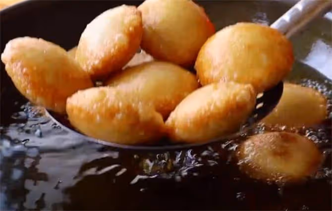 半碗麵粉,半碗糯米粉,教你做香酥小糖糕,金黃酥脆,香甜空心