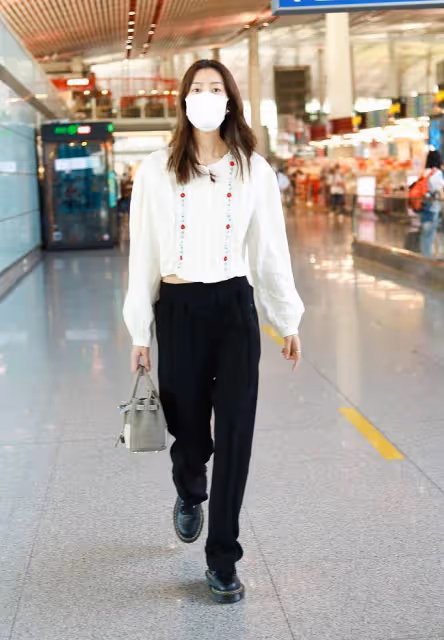 劉雯穿「田園風」襯衫走機場,整個人的形象甜美又酷颯,太時髦了