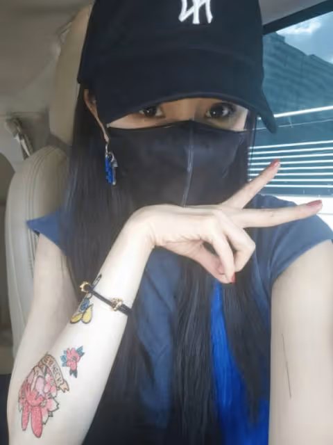 楊冪逛街和路人拍照!手上戴一隻千元小金豬,胳膊上全是彩色紋身