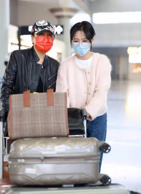 佟麗婭張凱麗挽手走機場,丫丫粉色外套搭配闊腿褲,甜美又減齡